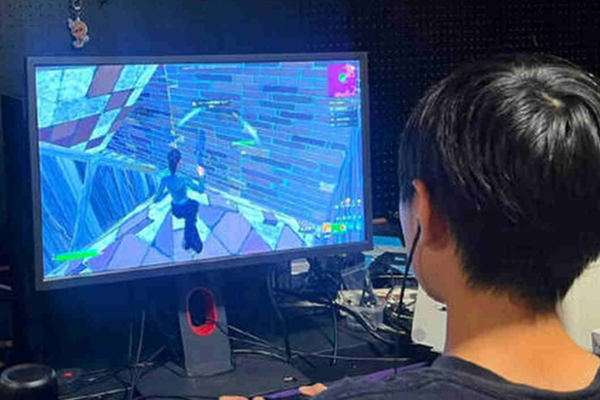 Jovem de 12 anos abandona a escola para seguir carreira profissional no Fortnite